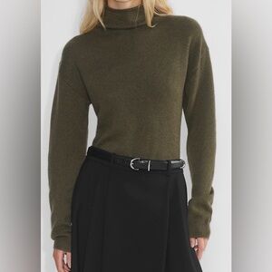 Aritzia 100% Cashmere Sweater. Size Small. NWT